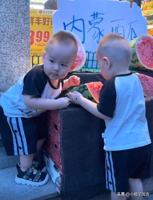 双胞胎情侣吃瓜视频,甜蜜互动引网友热议