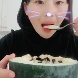 女孩吃瓜旁边打药视频大全
